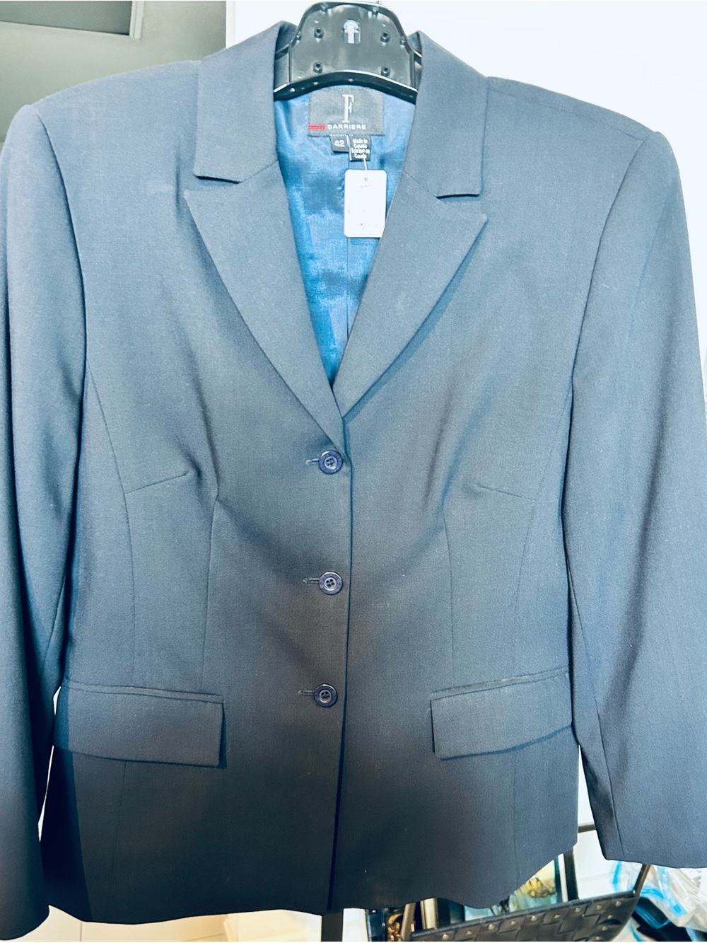 Essential femme de Carrière Women's Dark Navy Single-Breasted Blazer. Pockets